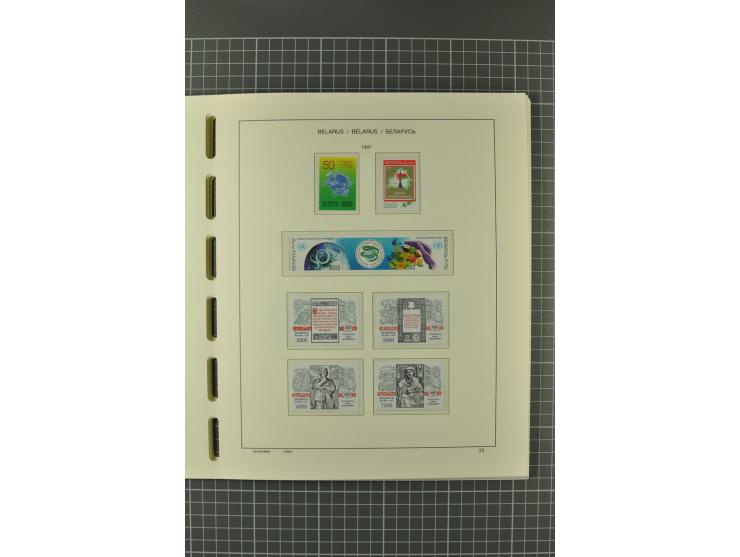 1992/2004, unmounted mint collection with booklets, miniature sheets, imperfed issues, proofs etc.