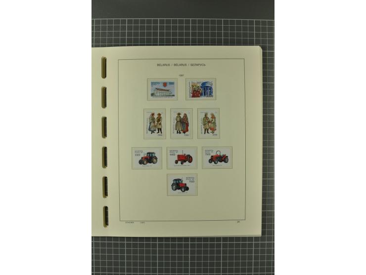 1992/2004, unmounted mint collection with booklets, miniature sheets, imperfed issues, proofs etc.