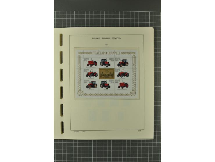 1992/2004, unmounted mint collection with booklets, miniature sheets, imperfed issues, proofs etc.
