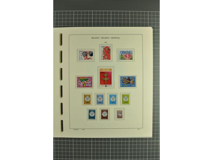 1992/2004, unmounted mint collection with booklets, miniature sheets, imperfed issues, proofs etc.