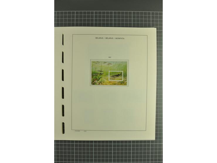 1992/2004, unmounted mint collection with booklets, miniature sheets, imperfed issues, proofs etc.
