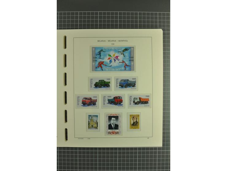 1992/2004, unmounted mint collection with booklets, miniature sheets, imperfed issues, proofs etc.