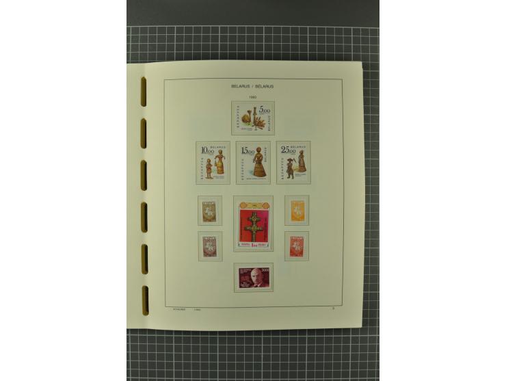 1992/2004, unmounted mint collection with booklets, miniature sheets, imperfed issues, proofs etc.