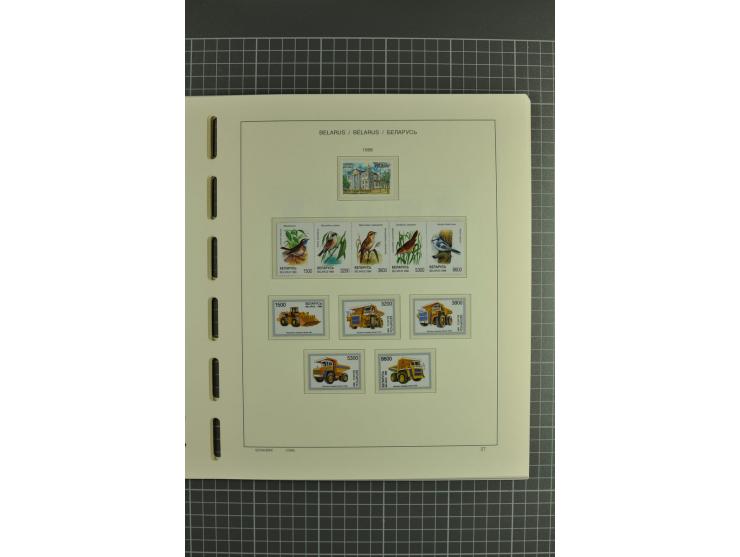1992/2004, unmounted mint collection with booklets, miniature sheets, imperfed issues, proofs etc.