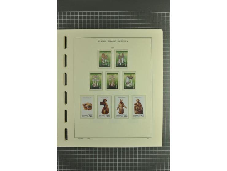 1992/2004, unmounted mint collection with booklets, miniature sheets, imperfed issues, proofs etc.