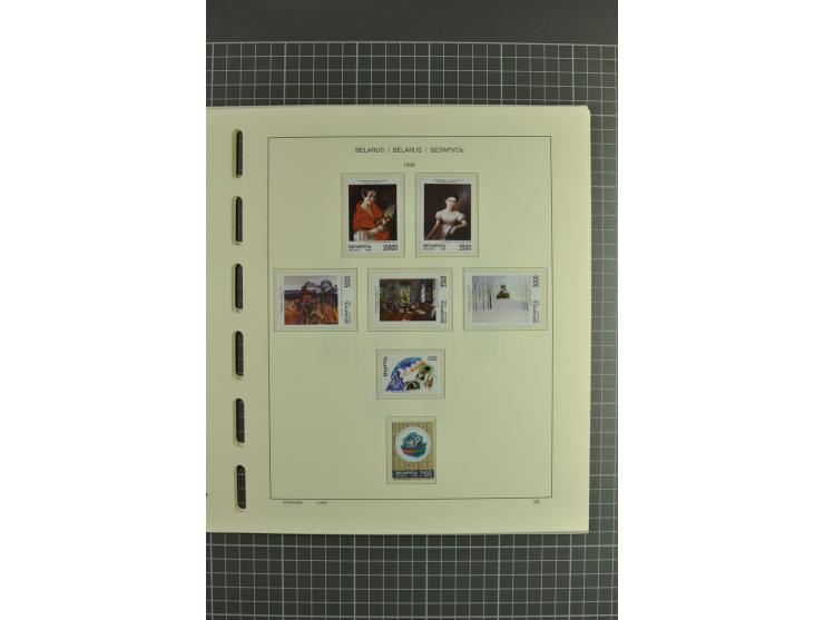 1992/2004, unmounted mint collection with booklets, miniature sheets, imperfed issues, proofs etc.