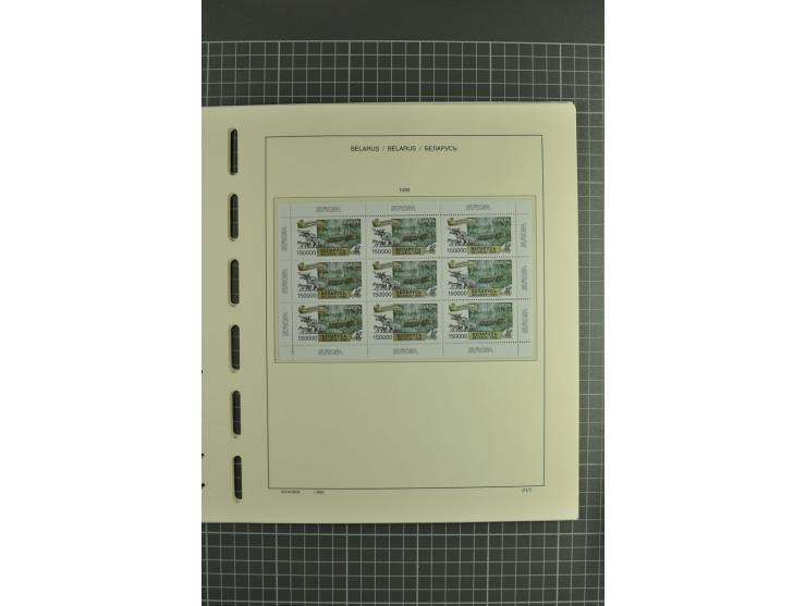 1992/2004, unmounted mint collection with booklets, miniature sheets, imperfed issues, proofs etc.