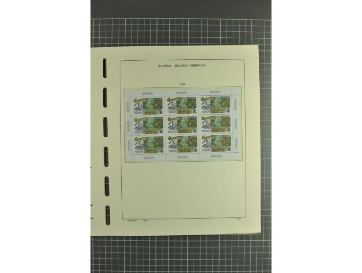 1992/2004, unmounted mint collection with booklets, miniature sheets, imperfed issues, proofs etc.