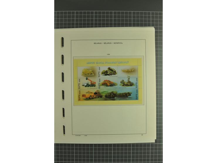 1992/2004, unmounted mint collection with booklets, miniature sheets, imperfed issues, proofs etc.