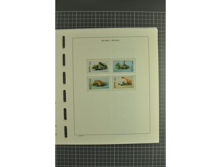 1992/2004, unmounted mint collection with booklets, miniature sheets, imperfed issues, proofs etc.