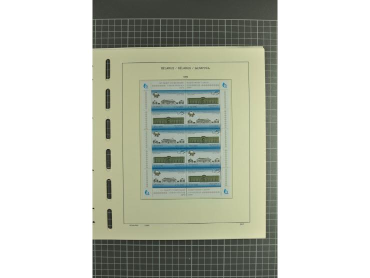 1992/2004, unmounted mint collection with booklets, miniature sheets, imperfed issues, proofs etc.