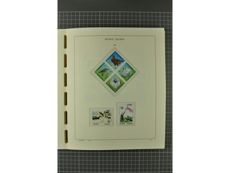 1992/2004, unmounted mint collection with booklets, miniature sheets, imperfed issues, proofs etc.