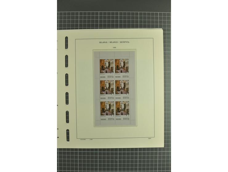 1992/2004, unmounted mint collection with booklets, miniature sheets, imperfed issues, proofs etc.