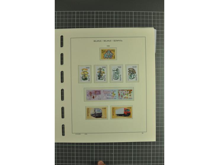 1992/2004, unmounted mint collection with booklets, miniature sheets, imperfed issues, proofs etc.