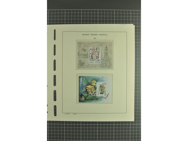 1992/2004, unmounted mint collection with booklets, miniature sheets, imperfed issues, proofs etc.