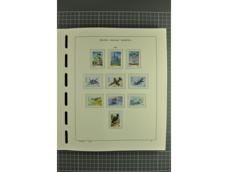 1992/2004, unmounted mint collection with booklets, miniature sheets, imperfed issues, proofs etc.