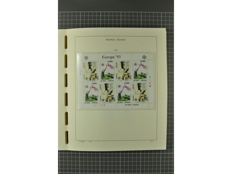 1992/2004, unmounted mint collection with booklets, miniature sheets, imperfed issues, proofs etc.