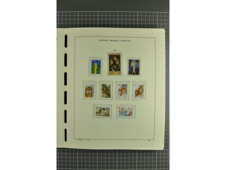 1992/2004, unmounted mint collection with booklets, miniature sheets, imperfed issues, proofs etc.