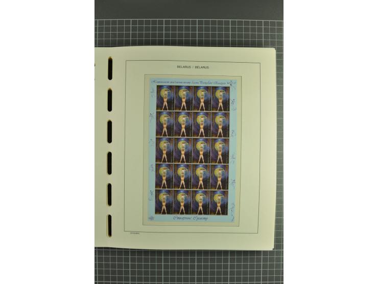 1992/2004, unmounted mint collection with booklets, miniature sheets, imperfed issues, proofs etc.