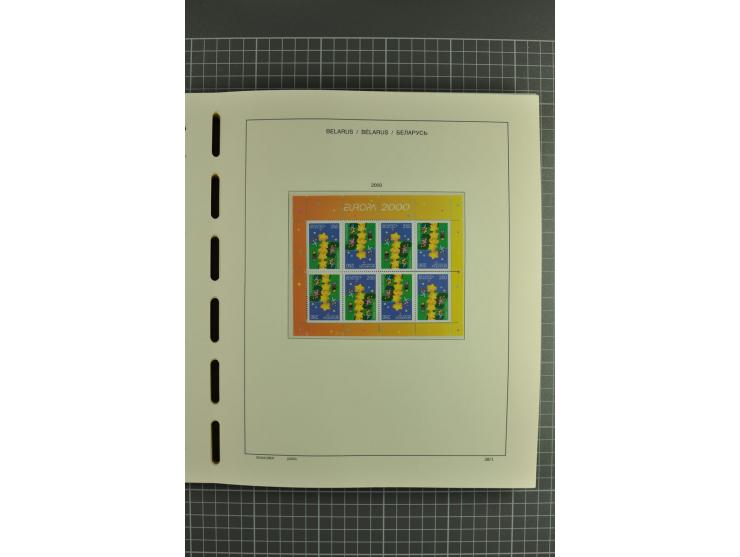 1992/2004, unmounted mint collection with booklets, miniature sheets, imperfed issues, proofs etc.