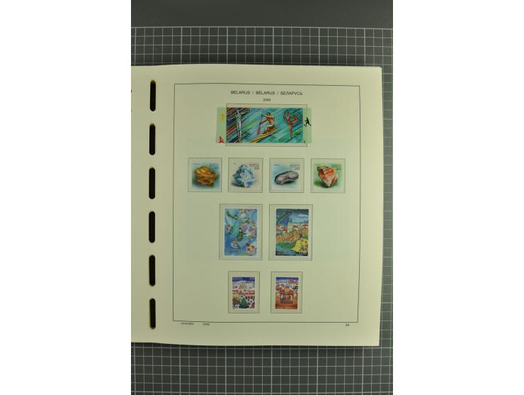 1992/2004, unmounted mint collection with booklets, miniature sheets, imperfed issues, proofs etc.