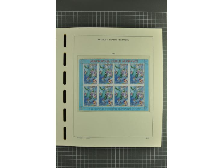 1992/2004, unmounted mint collection with booklets, miniature sheets, imperfed issues, proofs etc.