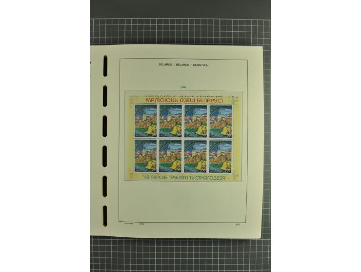1992/2004, unmounted mint collection with booklets, miniature sheets, imperfed issues, proofs etc.