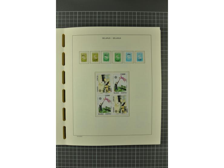 1992/2004, unmounted mint collection with booklets, miniature sheets, imperfed issues, proofs etc.