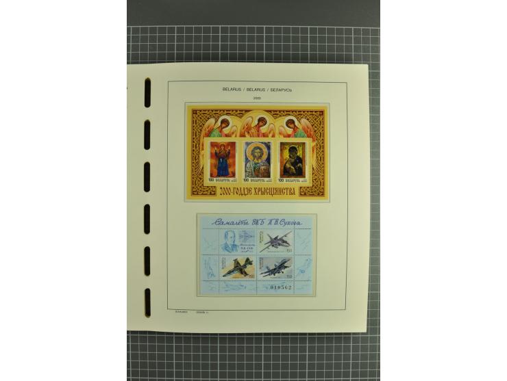 1992/2004, unmounted mint collection with booklets, miniature sheets, imperfed issues, proofs etc.