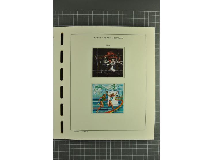 1992/2004, unmounted mint collection with booklets, miniature sheets, imperfed issues, proofs etc.