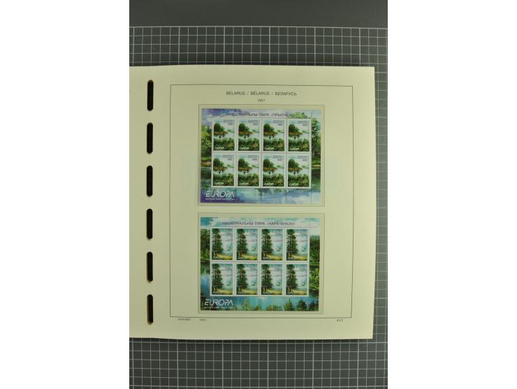 1992/2004, unmounted mint collection with booklets, miniature sheets, imperfed issues, proofs etc.