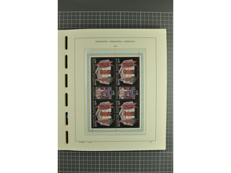 1992/2004, unmounted mint collection with miniature sheets, se-tenants sheets, bookletes etc.