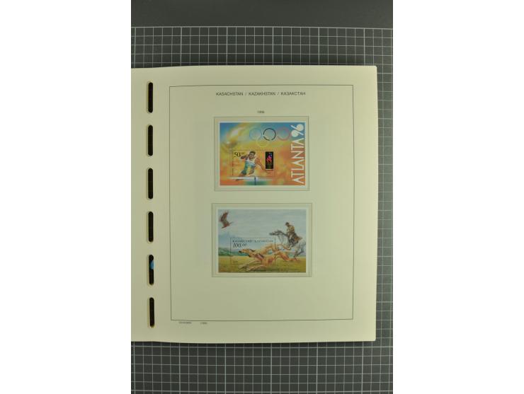 1992/2004, unmounted mint collection with miniature sheets, se-tenants sheets, bookletes etc.