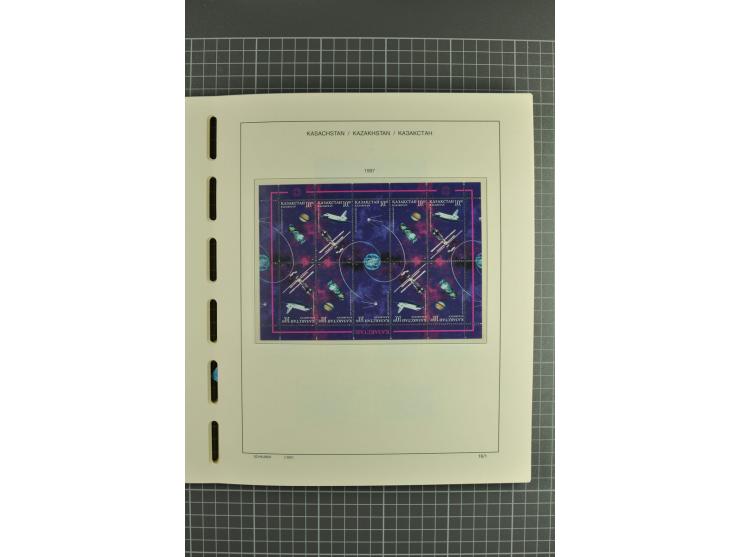 1992/2004, unmounted mint collection with miniature sheets, se-tenants sheets, bookletes etc.