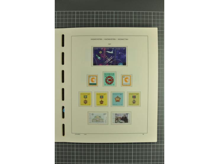1992/2004, unmounted mint collection with miniature sheets, se-tenants sheets, bookletes etc.