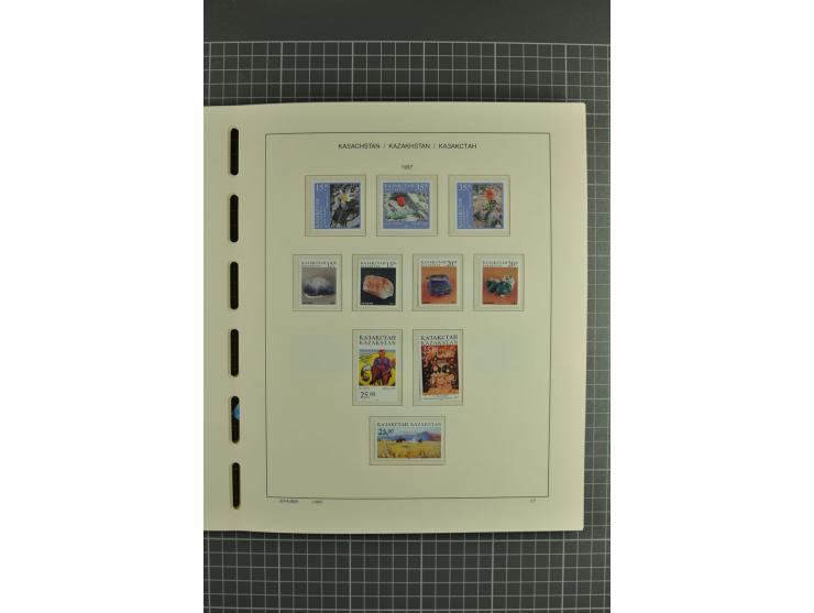 1992/2004, unmounted mint collection with miniature sheets, se-tenants sheets, bookletes etc.