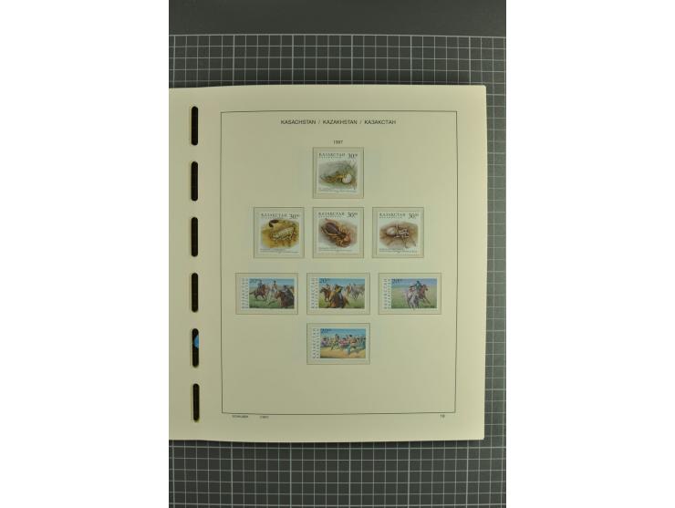 1992/2004, unmounted mint collection with miniature sheets, se-tenants sheets, bookletes etc.
