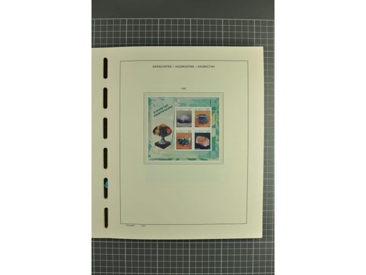 1992/2004, unmounted mint collection with miniature sheets, se-tenants sheets, bookletes etc.