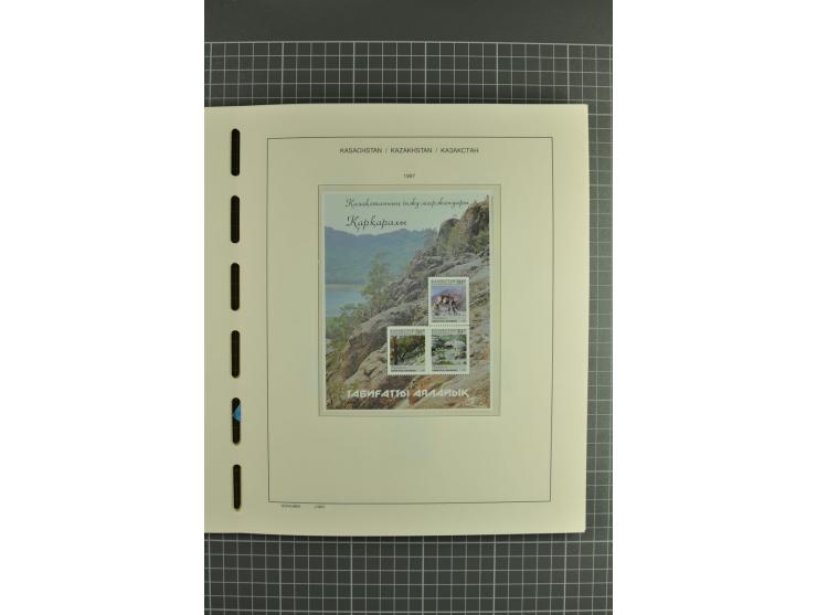 1992/2004, unmounted mint collection with miniature sheets, se-tenants sheets, bookletes etc.