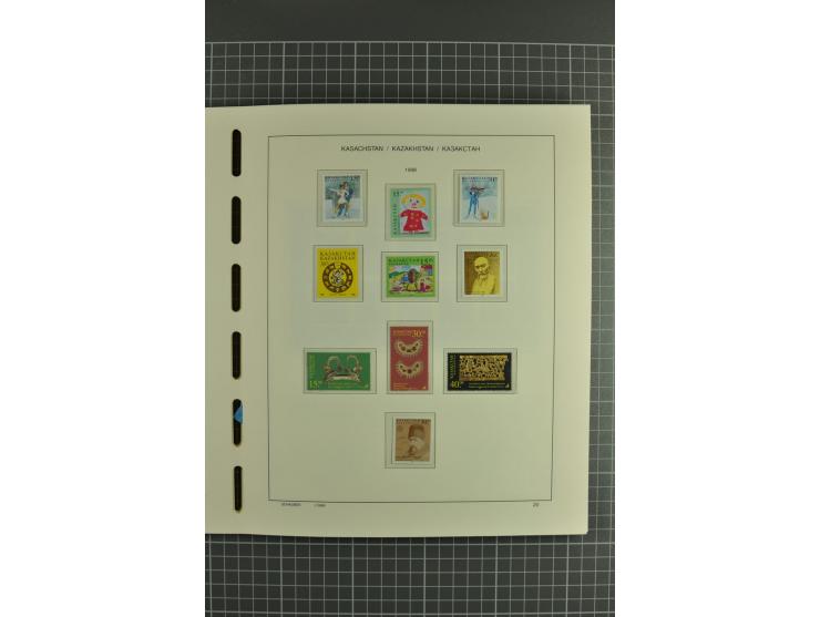 1992/2004, unmounted mint collection with miniature sheets, se-tenants sheets, bookletes etc.