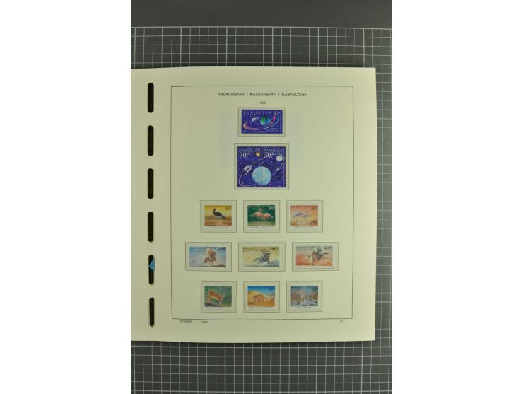 1992/2004, unmounted mint collection with miniature sheets, se-tenants sheets, bookletes etc.