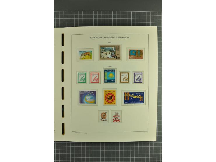 1992/2004, unmounted mint collection with miniature sheets, se-tenants sheets, bookletes etc.