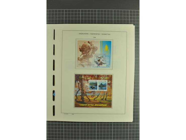 1992/2004, unmounted mint collection with miniature sheets, se-tenants sheets, bookletes etc.