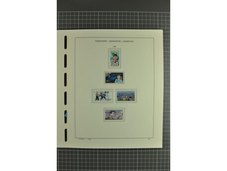 1992/2004, unmounted mint collection with miniature sheets, se-tenants sheets, bookletes etc.