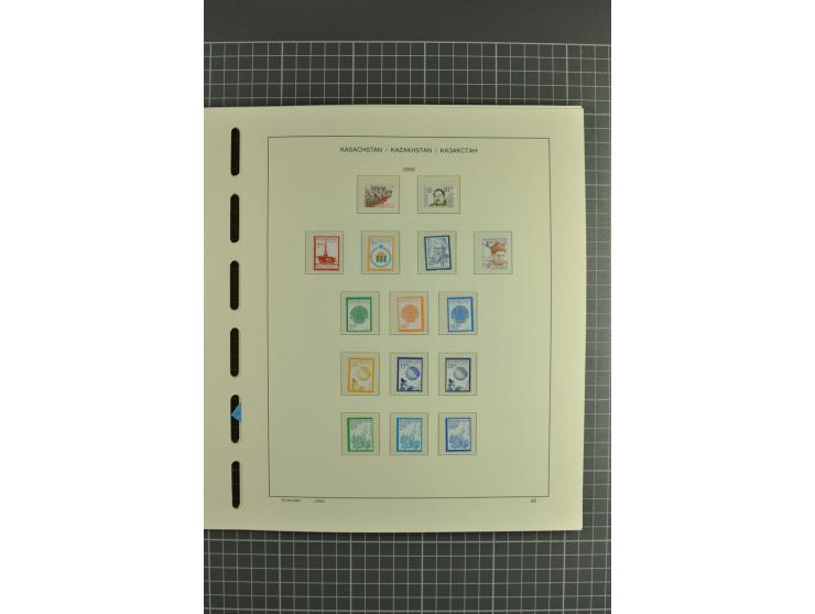 1992/2004, unmounted mint collection with miniature sheets, se-tenants sheets, bookletes etc.