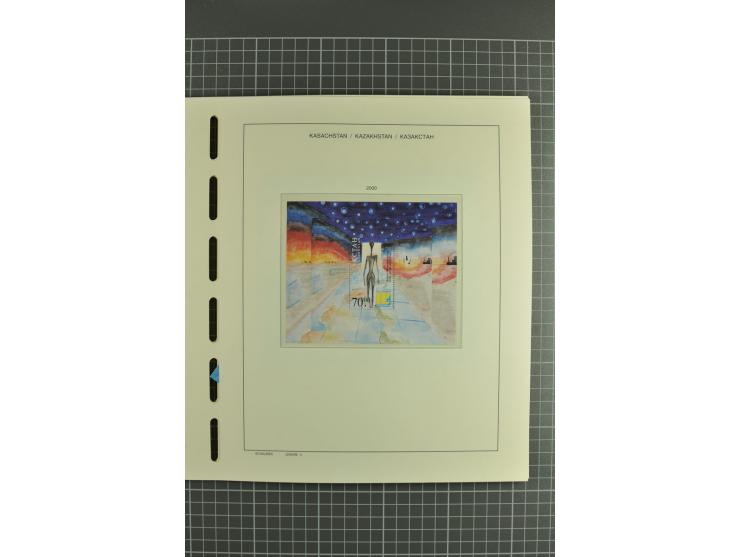 1992/2004, unmounted mint collection with miniature sheets, se-tenants sheets, bookletes etc.