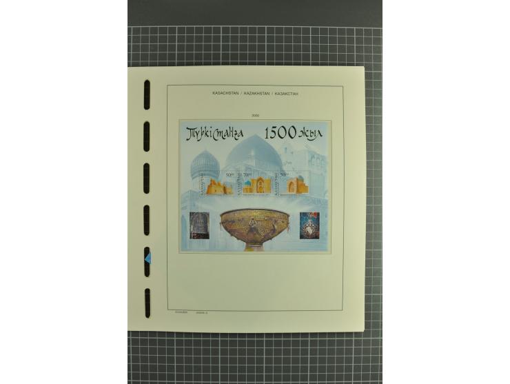1992/2004, unmounted mint collection with miniature sheets, se-tenants sheets, bookletes etc.