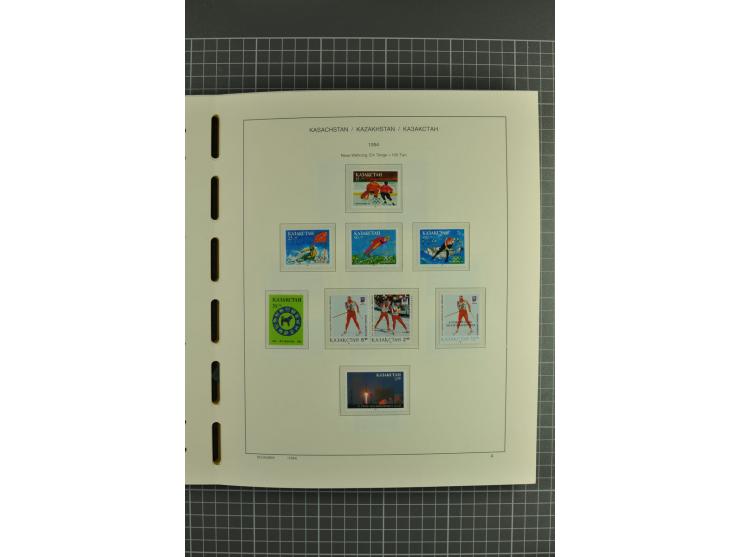 1992/2004, unmounted mint collection with miniature sheets, se-tenants sheets, bookletes etc.