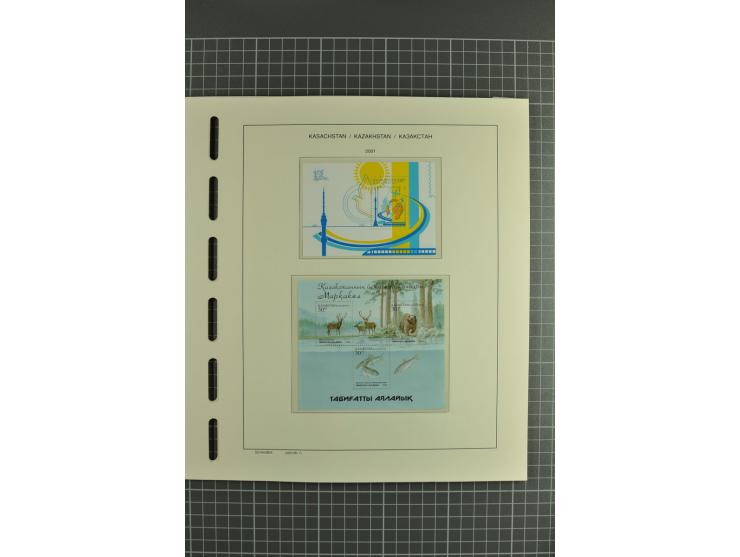 1992/2004, unmounted mint collection with miniature sheets, se-tenants sheets, bookletes etc.