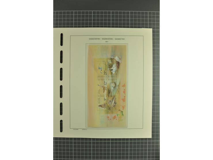 1992/2004, unmounted mint collection with miniature sheets, se-tenants sheets, bookletes etc.